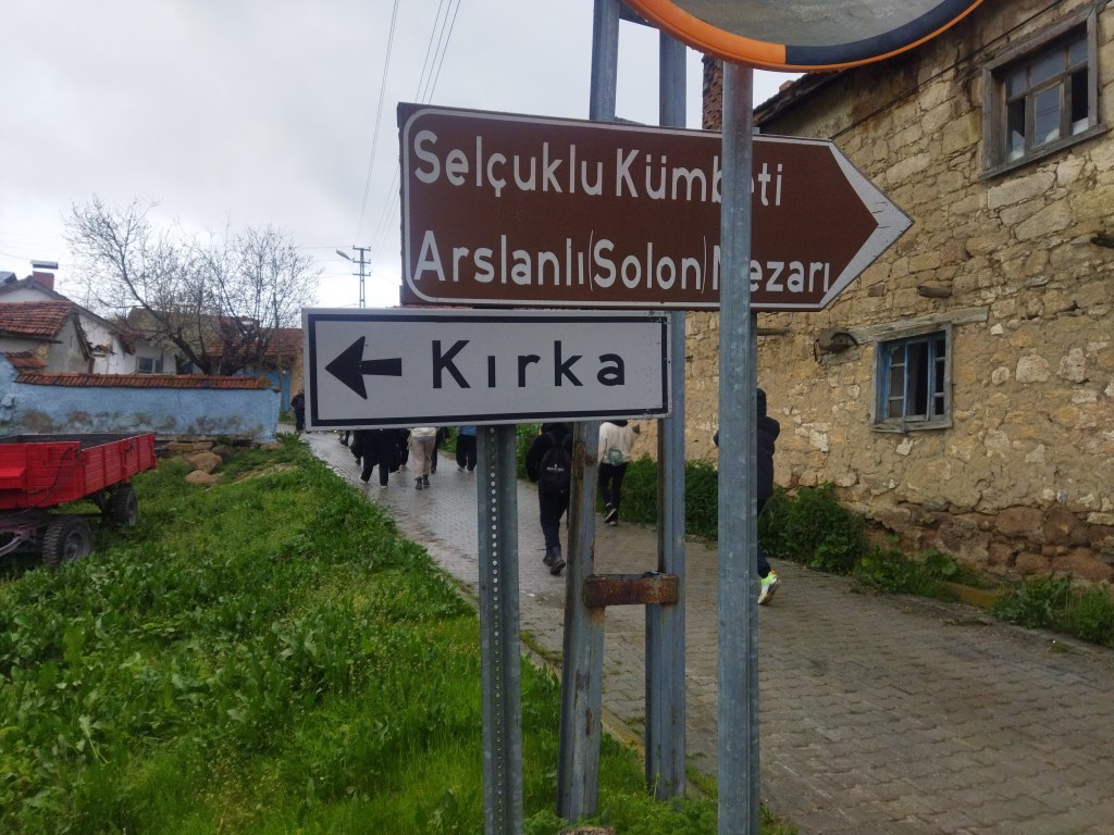 Yolda yönlendirme tabelaları; Selçuklu Kumbeti, Arslanlı Solon Mezarı ve Kırka yönlerini gösteriyor.